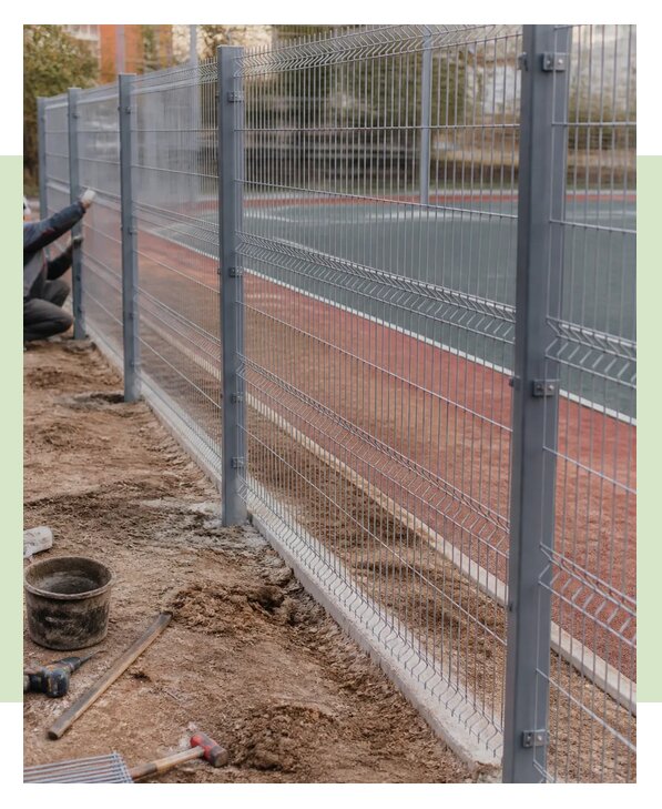 Монтаж забора 3Д для спортивной площадки под ключ в Октябрьском